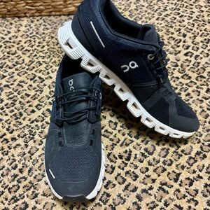 On Cloud Black Cloud 5 Running Shoes Size 9.5 Women’s. Barely worn, almost new